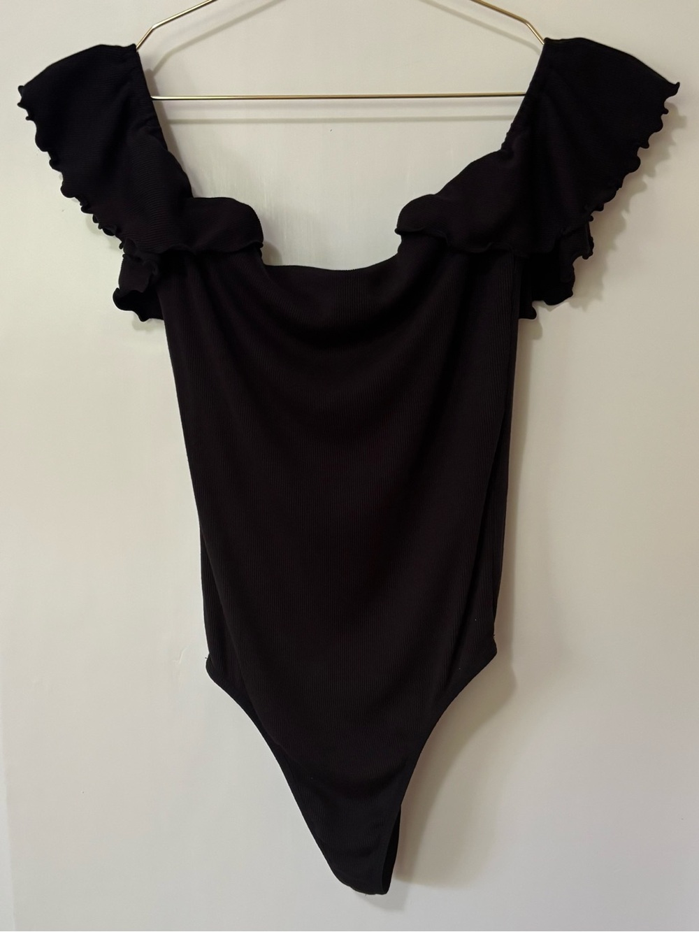 Wilfred| Aritzia| Black Ribbed Off-the-Shoulder Ruffle Bodysuit Sz S